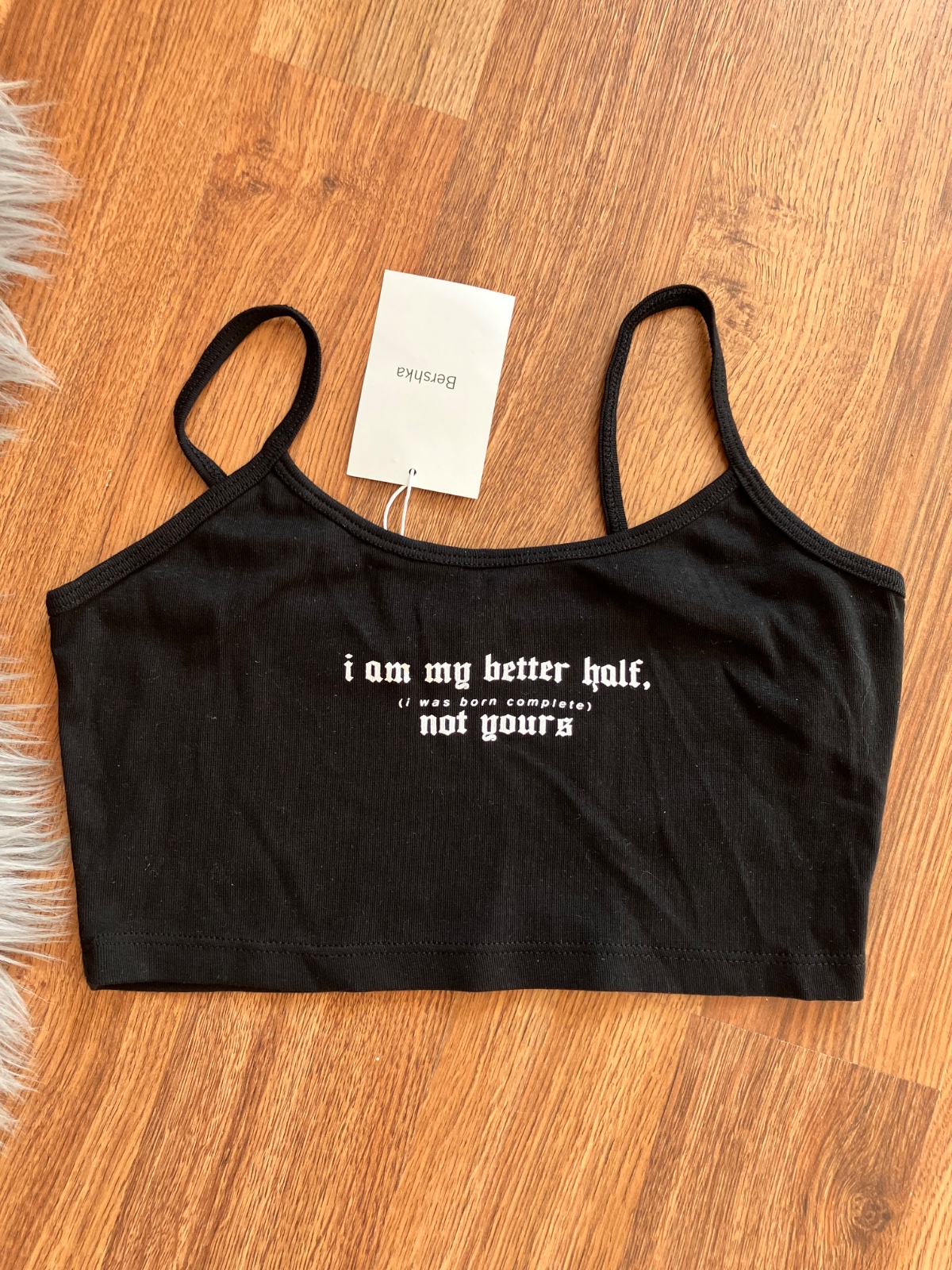 Čierny crop top s bielym nápisom Bershka (XS)